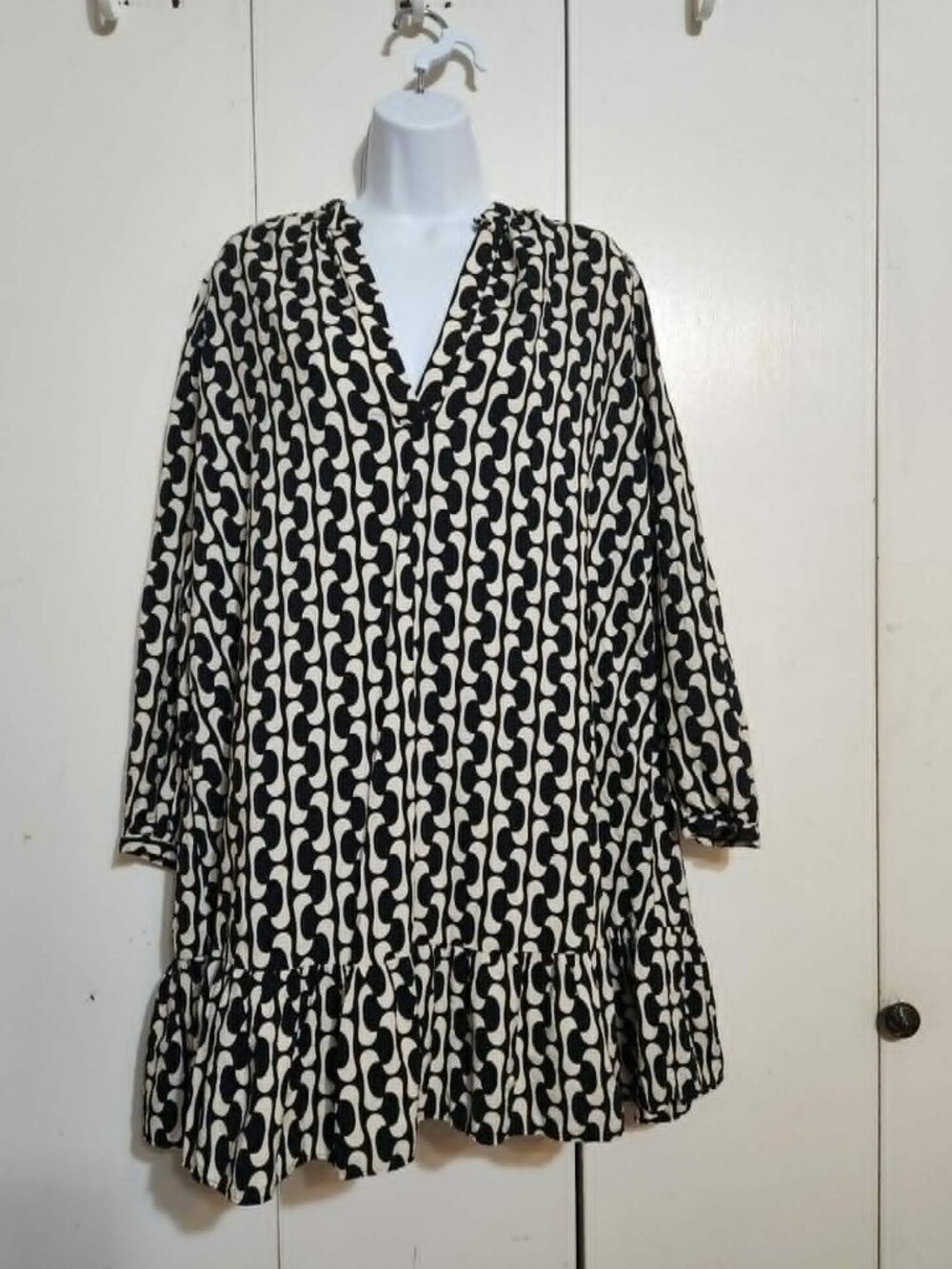 Zara Geometric Mod Shift Dress Medium Black White Abstract Print Ruffle Hem Boho